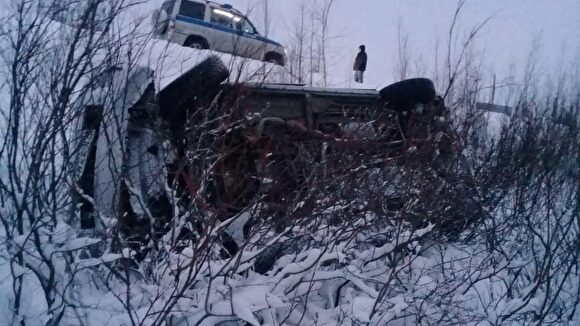 На Ямале три человека получили травмы, опрокинувшись на машине в кювет
