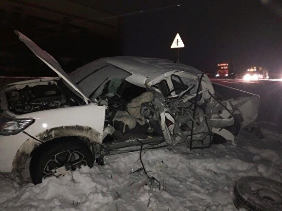 На Ямале в результате ДТП с двумя грузовиками разбился водитель легковушки