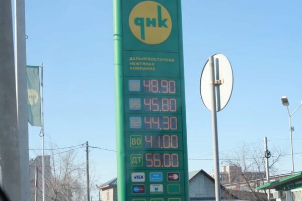Нефтяники снизили цены на бензин