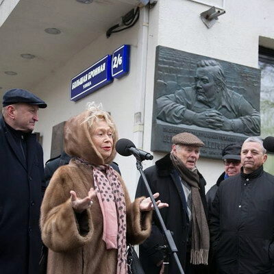 Память Андрея Гончарова увековечили на доме, где он жил