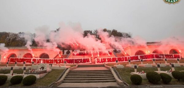 Польские ультрас провели акцию на Кладбище орлят во Львове