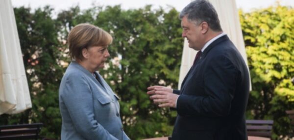 Порошенко обсудит с Меркель ситуацию на Азове