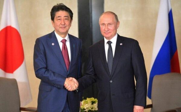 Премьер-министр Японии выразил готовность заключить мирный договор с Россией