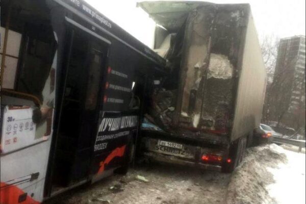 При столкновении пассажирского автобуса и грузовика в Екатеринбурге пострадали 9 человек