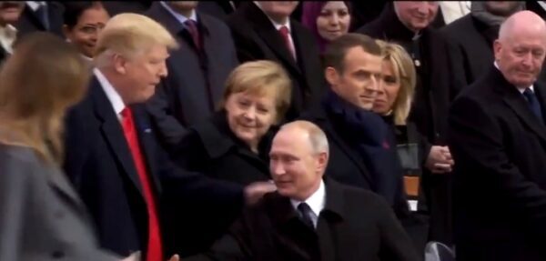 Путин приехал на церемонию к Триумфальной арке последним