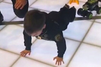 Пятилетний мальчик из Чечни со второй попытки установил мировой рекорд по отжиманиям