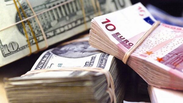 Руб. ускорил падение к доллару на фоне инцидента в районе Керченского пролива