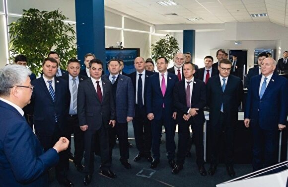 Сенаторы побывали в центре управления добычей «Газпромнефть-Хантоса»