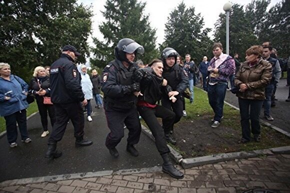 СКР проверит полицейских из-за жестких задержаний на митингах против пенсионной реформы