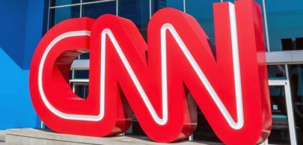 Суд обязал Белый дом восстановить аккредитацию корреспондента CNN
