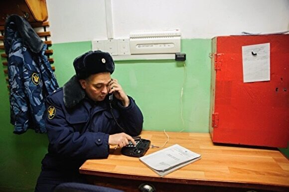Суд оштрафовал тюменского сотрудника колонии за торговлю телефонами на 400 тыс. рублей