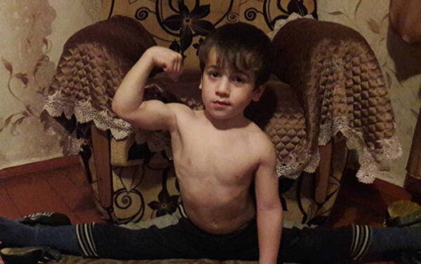 У пятилетнего «отжимающегося» мальчика в Чечне появился Mercedes