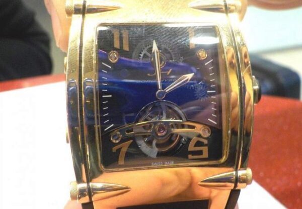 Уральские таможенники задекларировали часы, стоимостью 3 млн. рублей