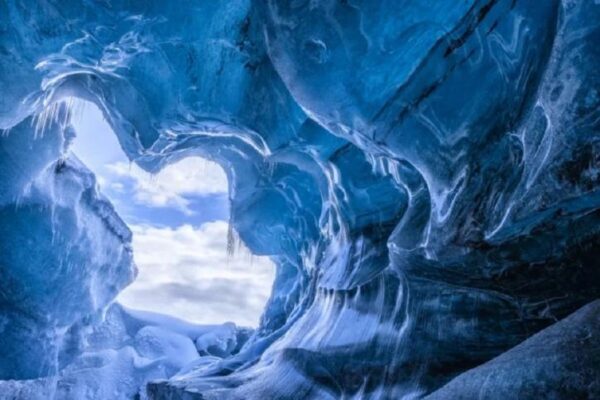 В Антарктиде обнаружена загадочная подземная пещера