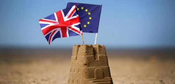 В Британии три министра подали в отставку из-за Brexit