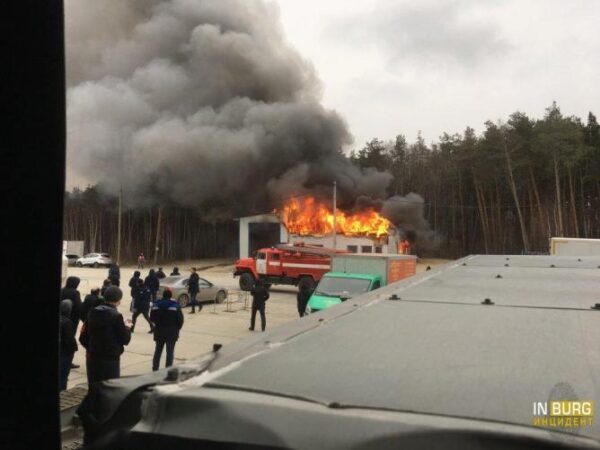 В Екатеринбурге возле «Сима-ленд» произошел крупный пожар