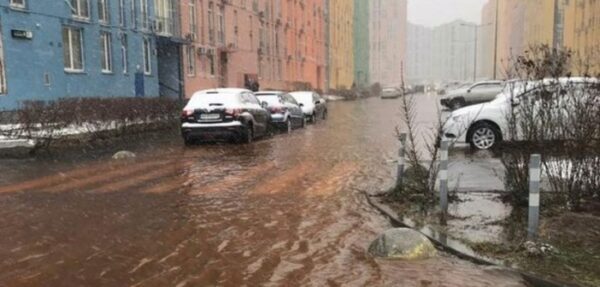 В Киеве затопило водой дворы в Днепровском районе