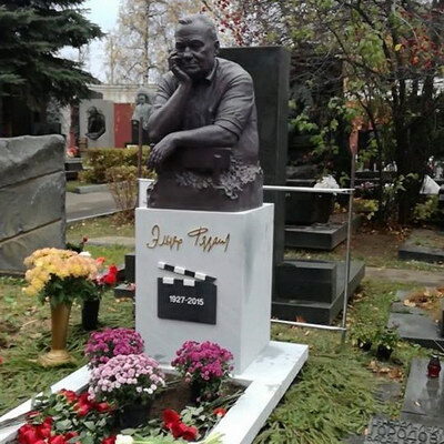 В Москве появился памятник Эльдару Рязанову