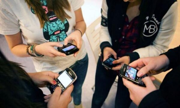 В Новосибирске завуч школы наказала ученика из-за заставки на мобильном телефоне