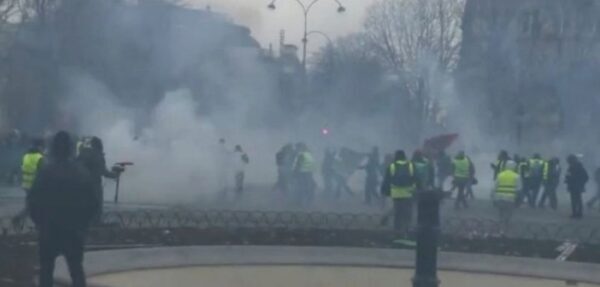 В Париже против «желтых жилетов» применили водяную пушку