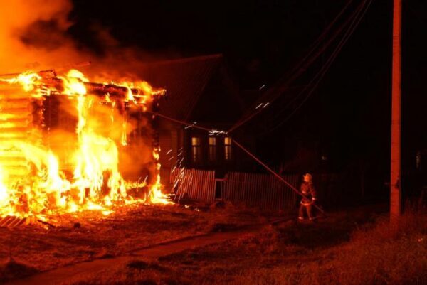 В результате пожара в частном доме в Ростовской области погиб человек