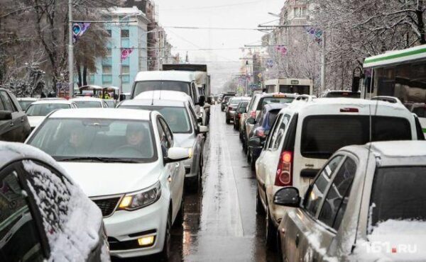 В Ростове-на-Дону из-за ледяного дождя появились гигантские пробки
