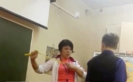 В Сеть попало видео, где учитель в детдоме бьет детей скакалкой за плохую успеваемость