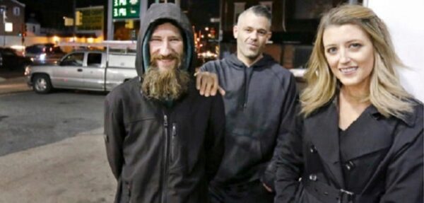 В США предъявили обвинения бездомному и паре, собравшей для него $400 тыс