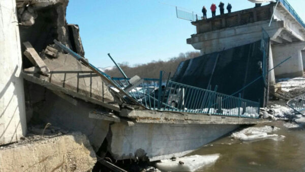 В Югре рухнул мост с рабочими. Есть жертвы