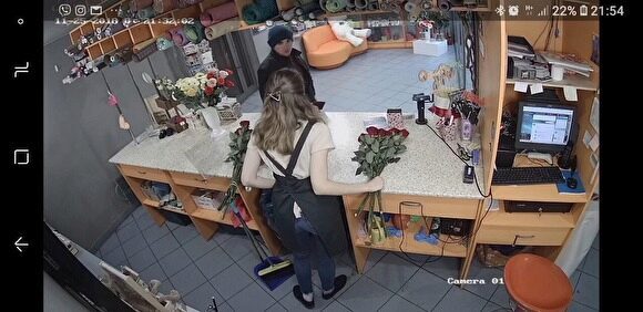 В Екатеринбурге ищут мужчину, ограбившего цветочный павильон в центре города