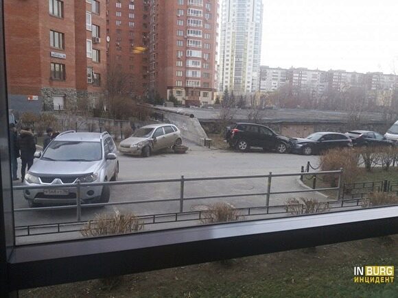 В Екатеринбурге — массовое ДТП: Toyota протаранила и раскидала машины на обочине