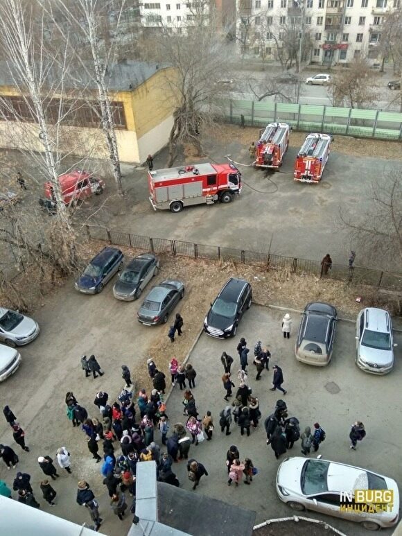 В Екатеринбурге в школе № 93 произошел пожар