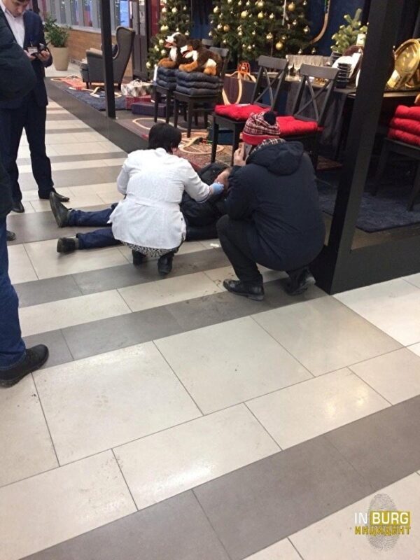 В Екатеринбурге в ТРЦ «Мега» мужчина упал с эскалатора и разбил голову