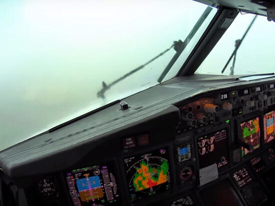В глобальной web-сети появилось видео жесткой посадки самолета в Пальма-де-Майорке