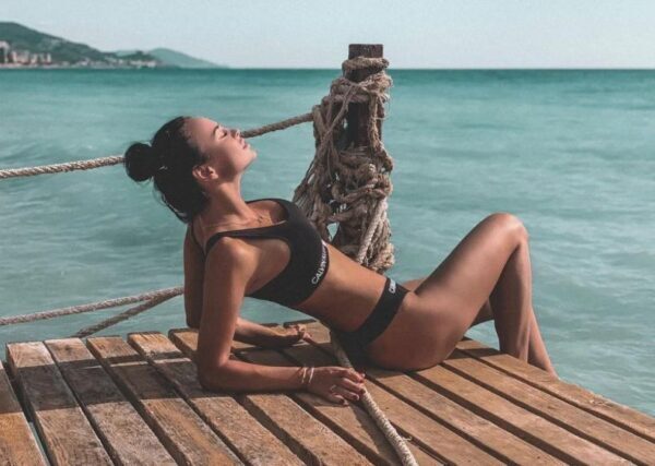 Виктория Романец выложила в Instagram фото своей фигуры на зависть Феофилактовой