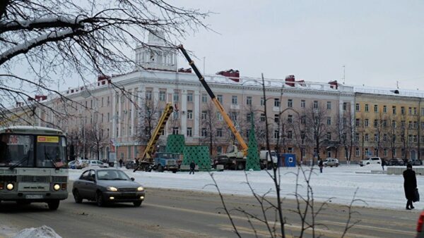 В Кургане на площади Ленина уже начали монтировать новогоднюю елку