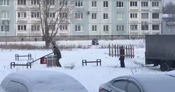 В Кузбассе чиновники привезли во двор детскую площадку, сняли на камеру и увезли