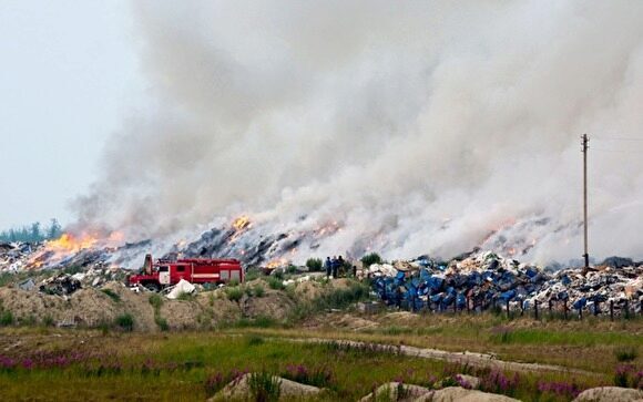 Власти Нового Уренгоя не могут почти неделю потушить горящую свалку