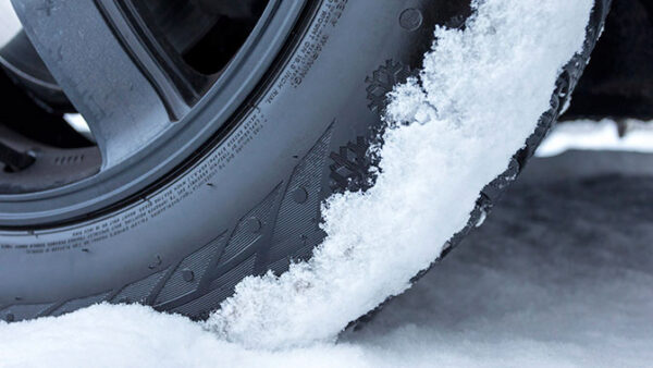 Водителей легковых машин вынудили «переобуться» на зимние шины
