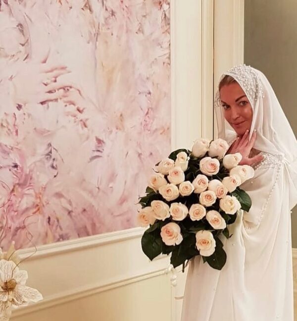 Волочкова примерила смиренный образ в белом хиджабе