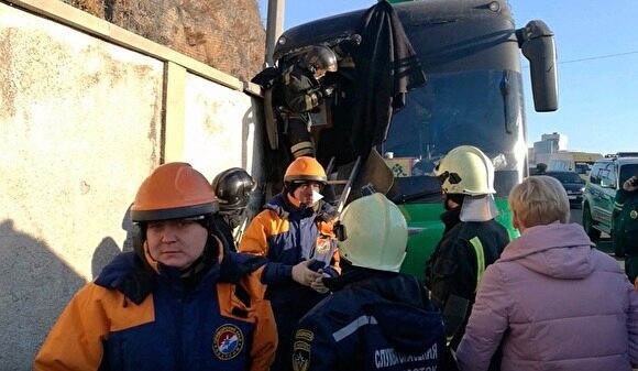 Во Владивостоке автобус, в котором было 17 детей, врезался в бетонные блоки