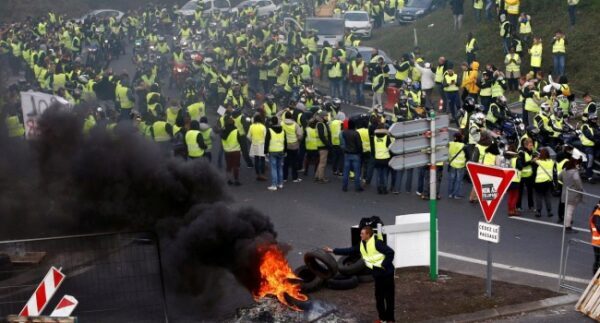 Во время протестов в столице франции пострадали корреспонденты RT