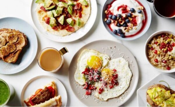 Яичница или каша: медики рассказали, что лучше есть на завтрак