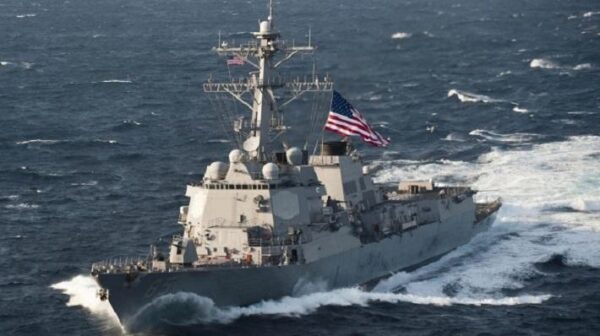Американский эсминец «отважно бежал» от ВМФ России