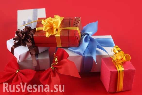 Армия ДНР и штаб помощи привезли новогодние подарки юным музыкантам (ВИДЕО)