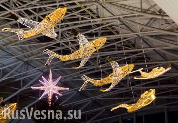 «Авиационное происшествие»: в аэропорту Киева эпично рухнула новогодняя ёлка (ФОТО)