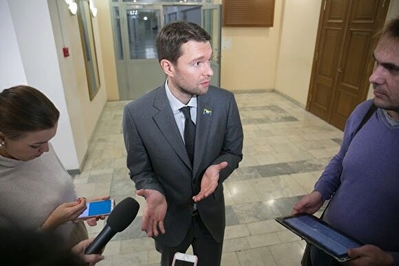 Депутат думы Екатеринбурга Вихарев купит коллегам планшеты, чтобы уменьшить оборот бумаги