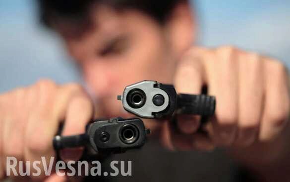 Дикая Украина: Полицейский с пистолетом напал на подростков в Луцке