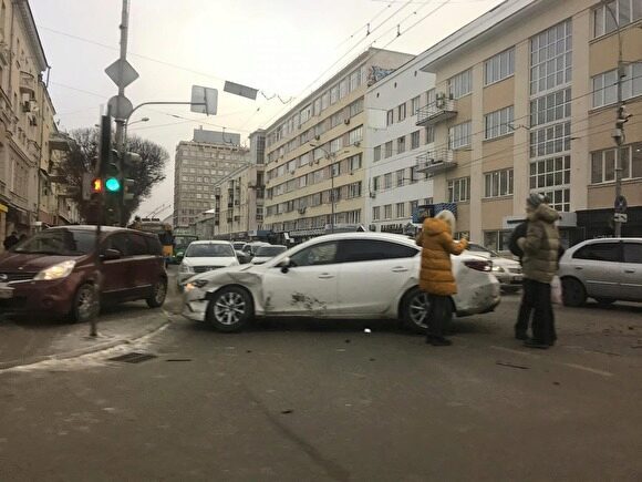 ДТП в центре Екатеринбурга парализовало движение. Машины объезжают затор по тротуару