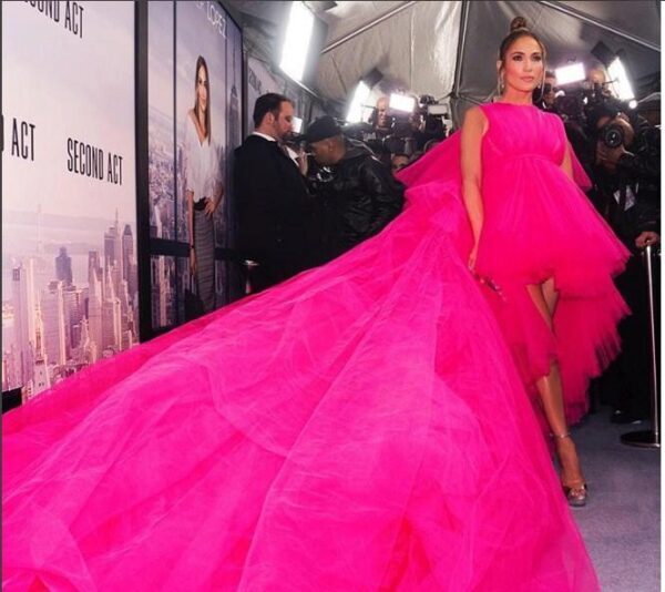 Дженнифер Лопес поразила публику ярко-розовым платьем с огромным шлейфом
